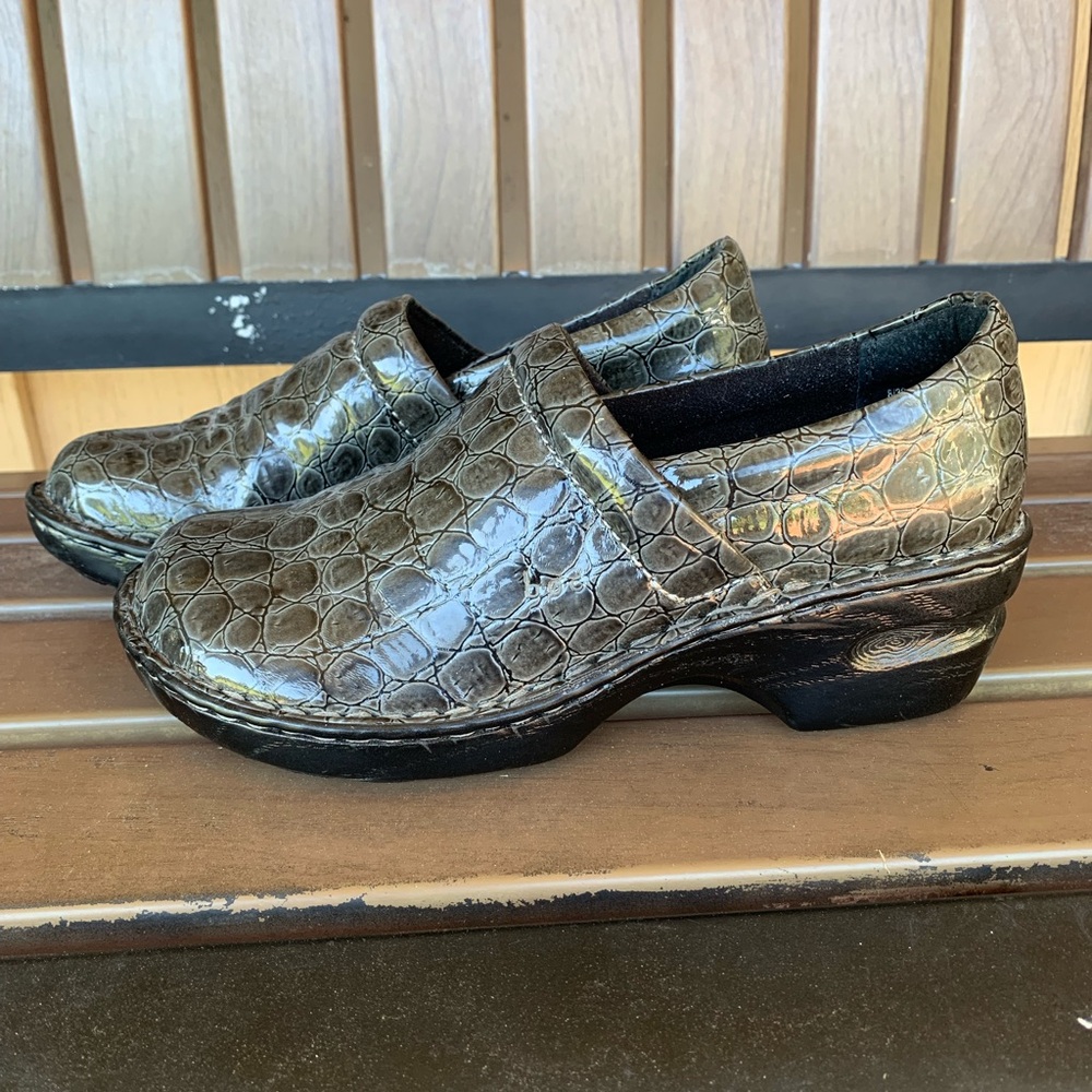 BOC Born Peggy Gray Croc Skin Embossed Slip On Wedge Clog Mules Size 8